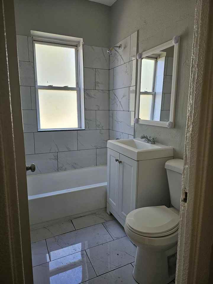 1430 S Kenneth Ave - Photo 4 of 4