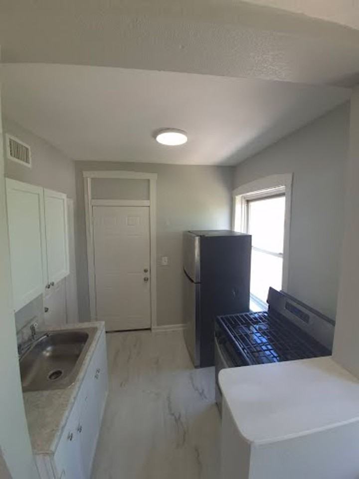 1430 S Kenneth Ave - Photo 3 of 4