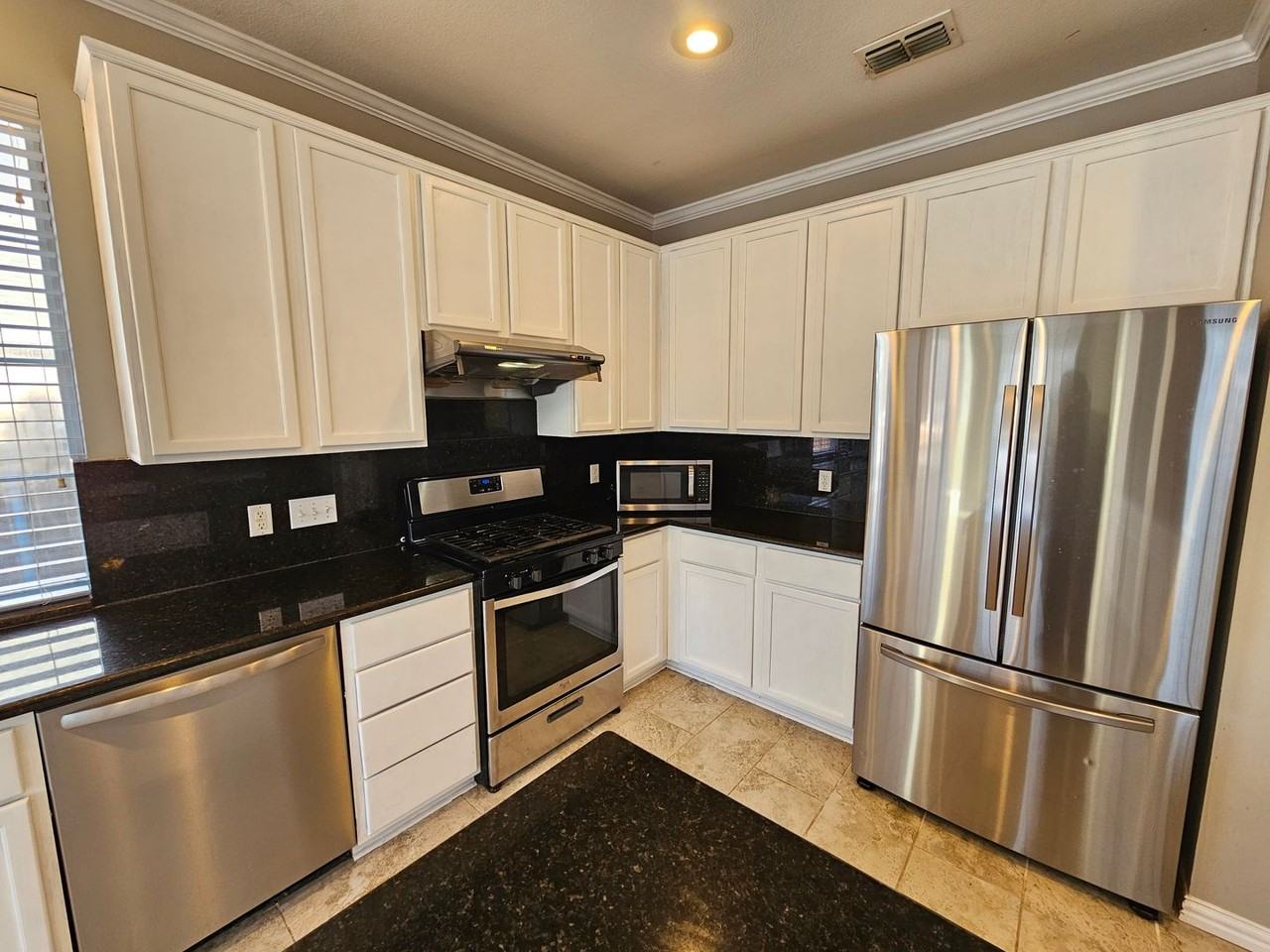 6805 Westover Dr - Photo 3 of 39
