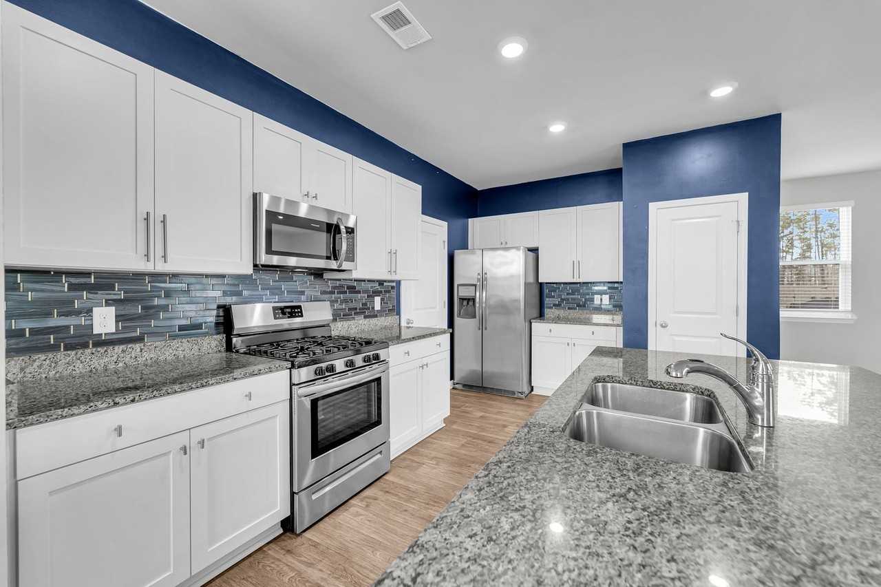 550 Wayton Cir - Photo 3 of 37