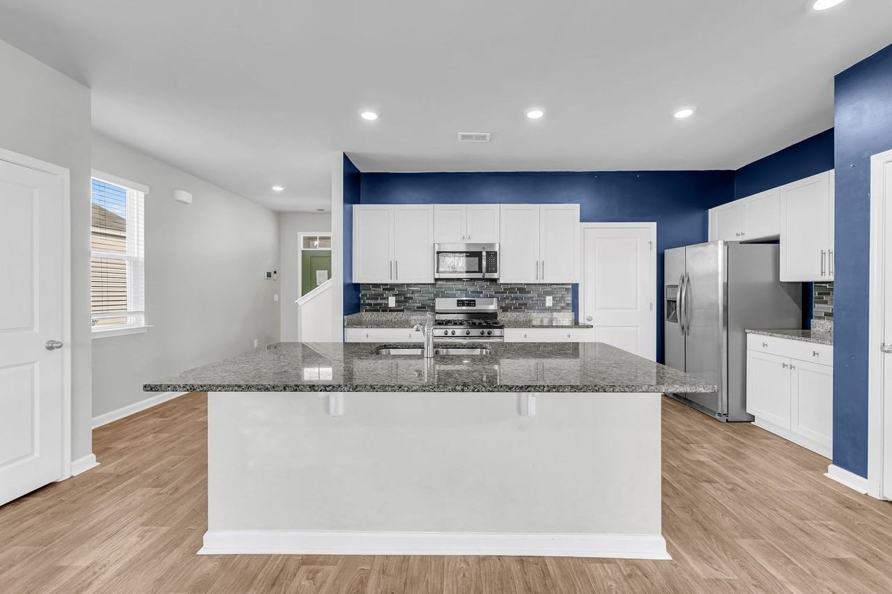 550 Wayton Cir - Photo 4 of 37