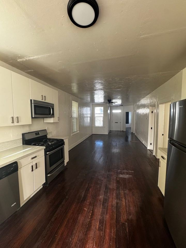 1709 Goss St - Photo 5 of 14