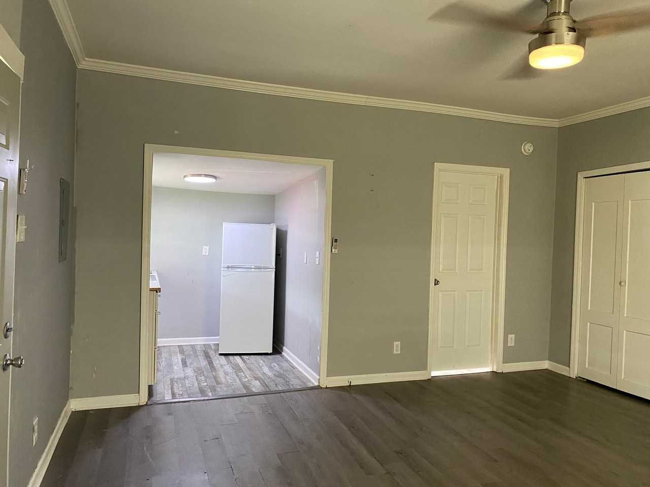 207 E 16th St #A - Photo 4 of 5