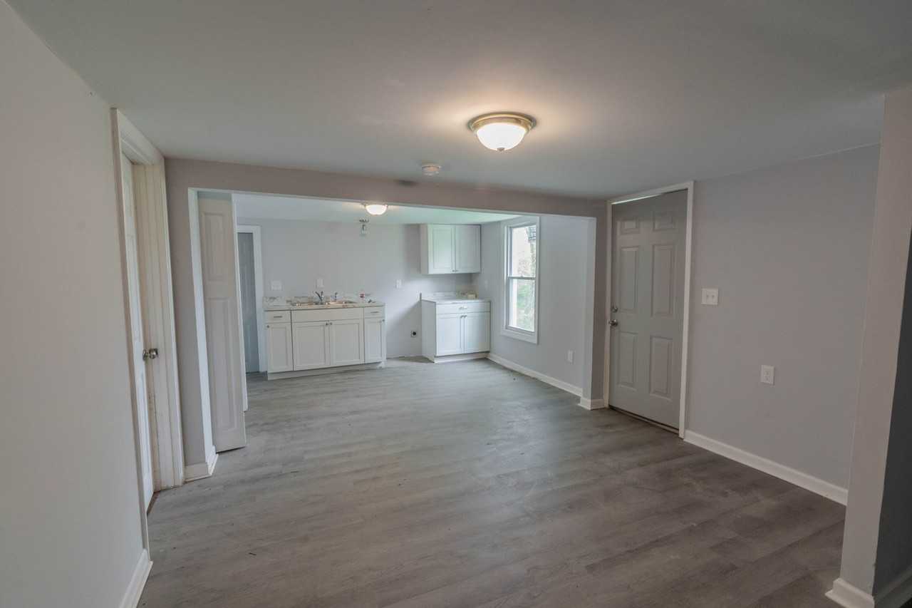 326 Maple St #B - Photo 3 of 10