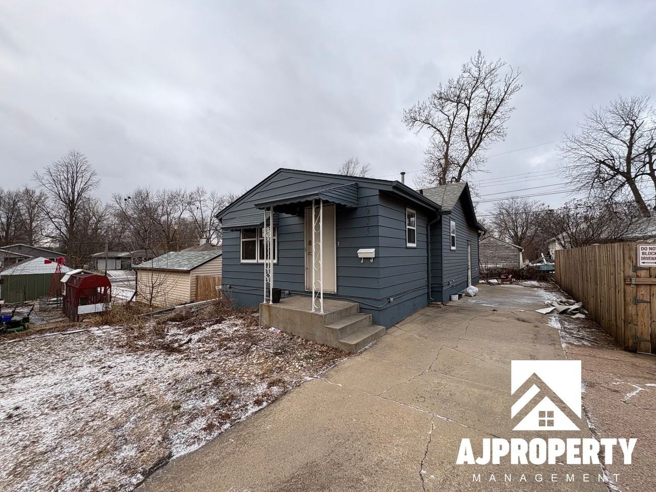 1925 S Lake Ave - Photo 2 of 16