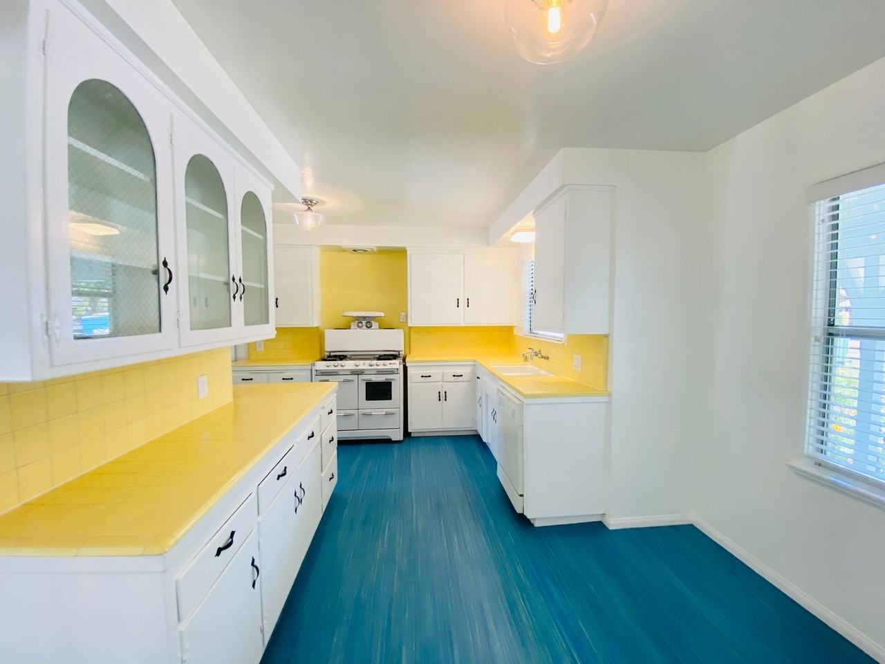 12823 Martha St - Photo 5 of 21