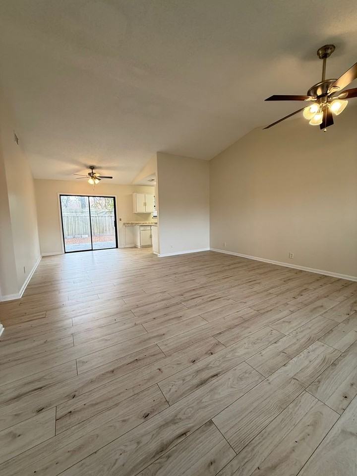 204 Westgate Cir - Photo 2 of 30