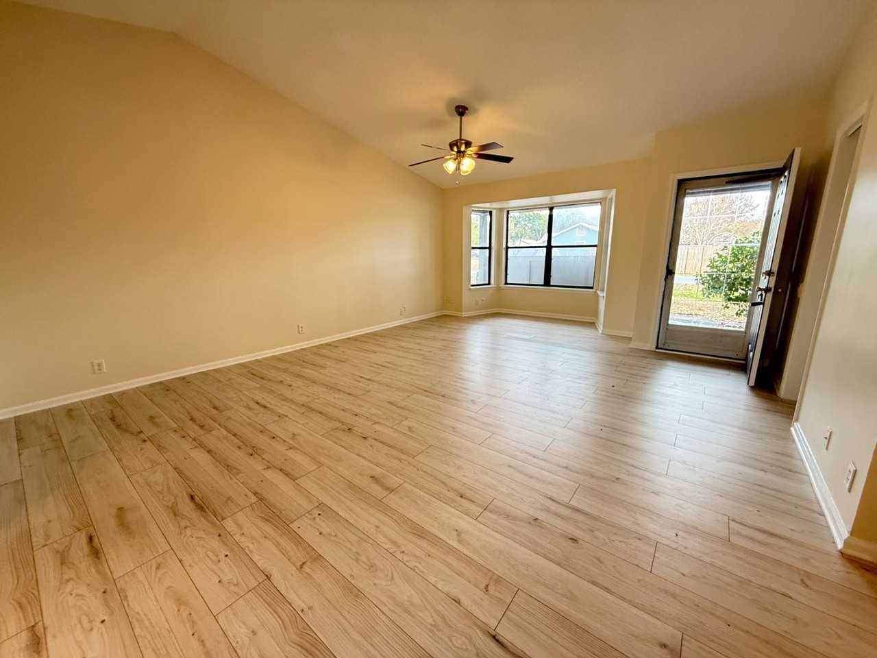 204 Westgate Cir - Photo 4 of 30