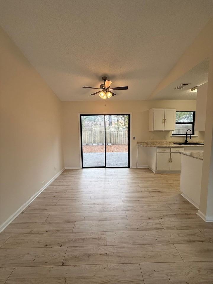 204 Westgate Cir - Photo 6 of 30