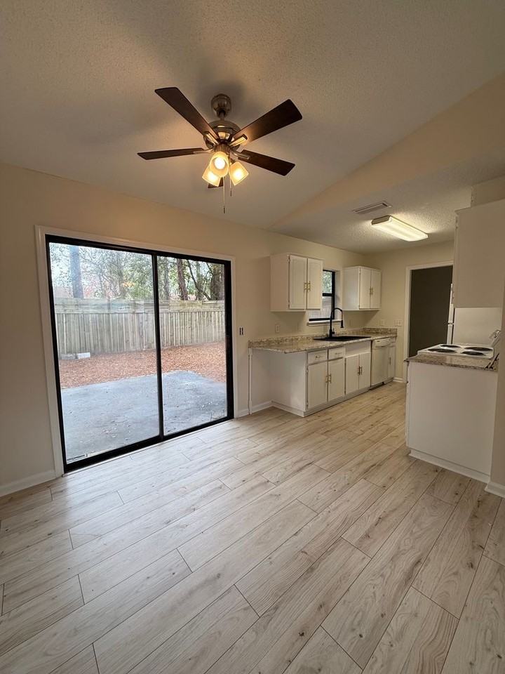 204 Westgate Cir - Photo 7 of 30