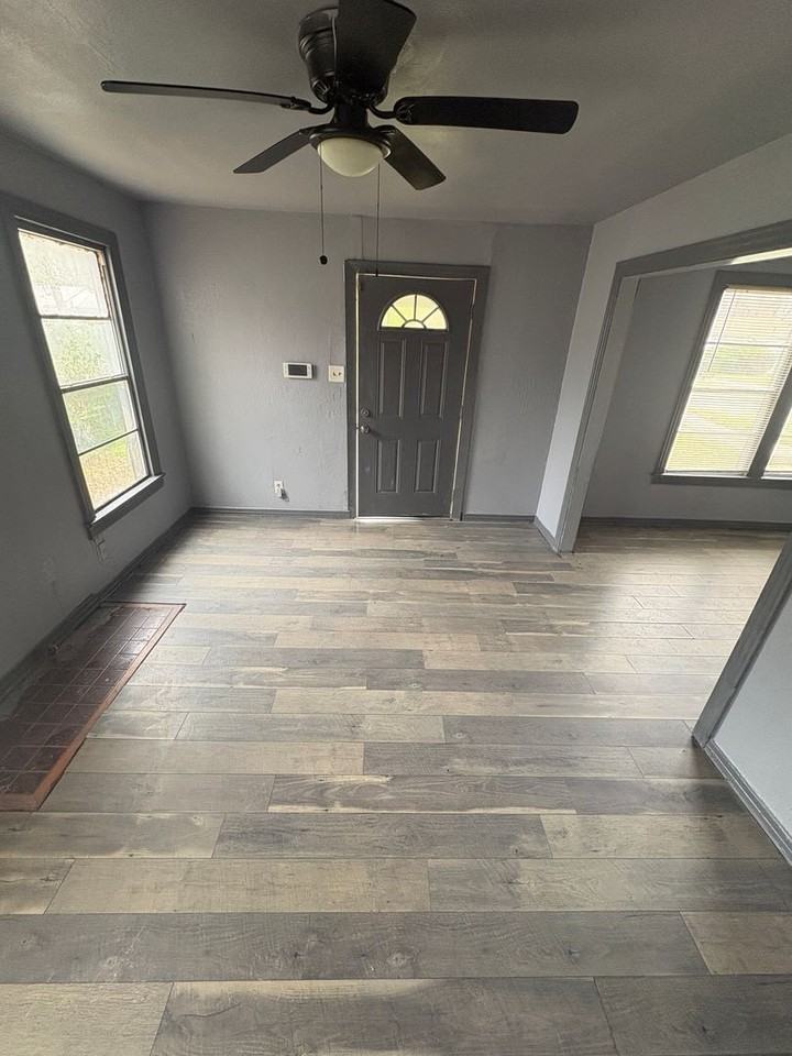 2833 Morningside Dr - Photo 2 of 11