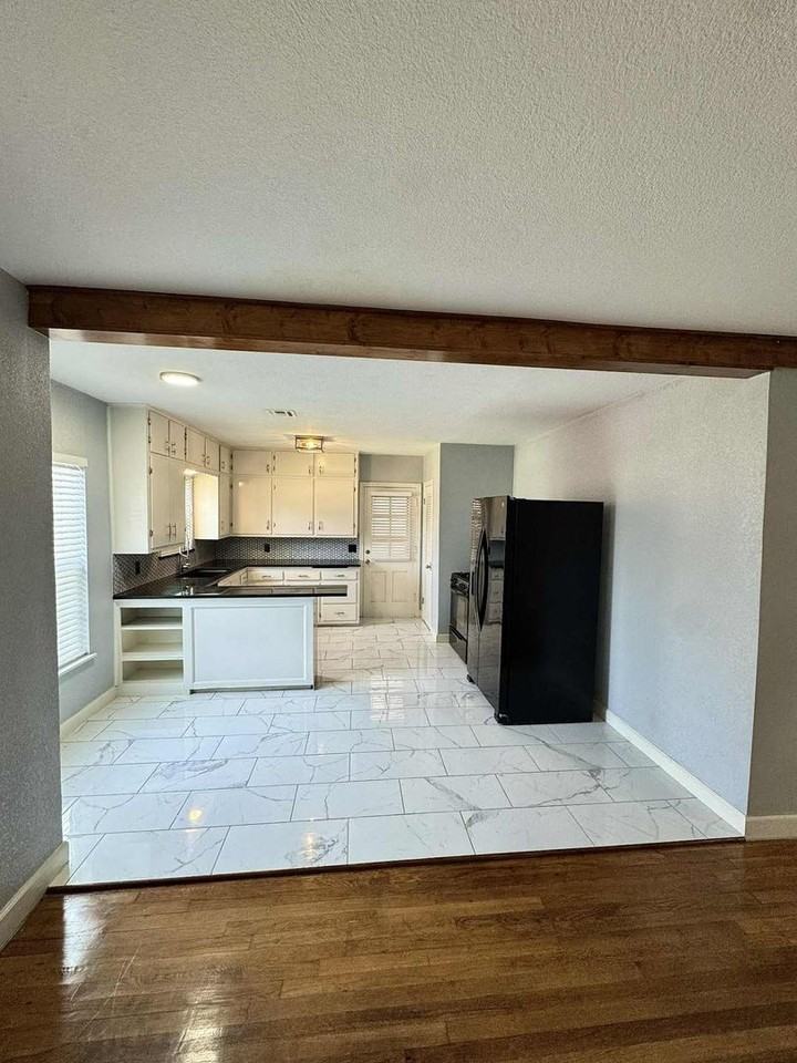 4000 Austin Ave - Photo 5 of 27