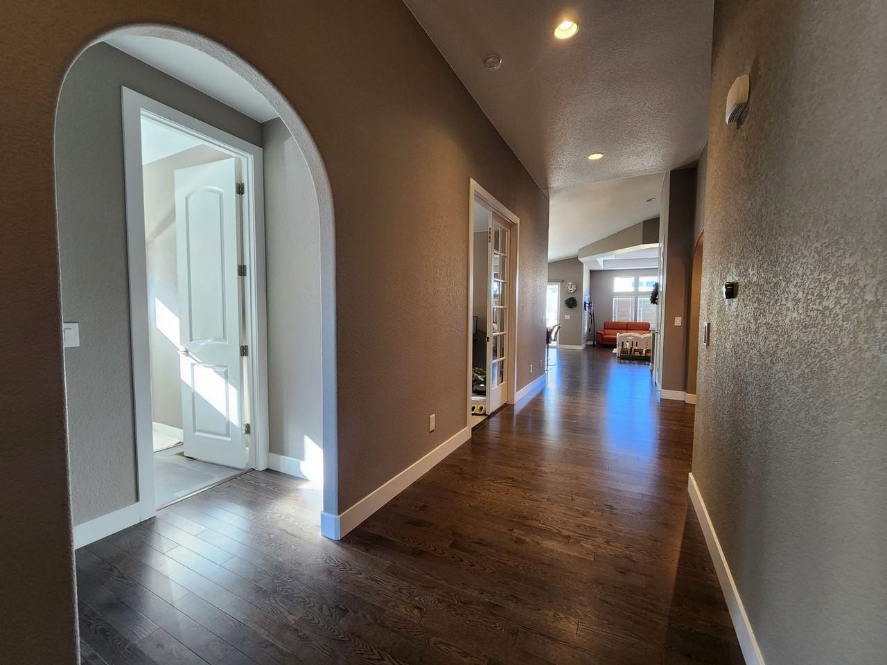 10043 Hannaway Dr - Photo 3 of 39