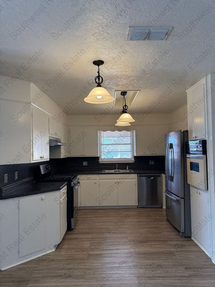 2421 Duckworth Ave - Photo 2 of 18