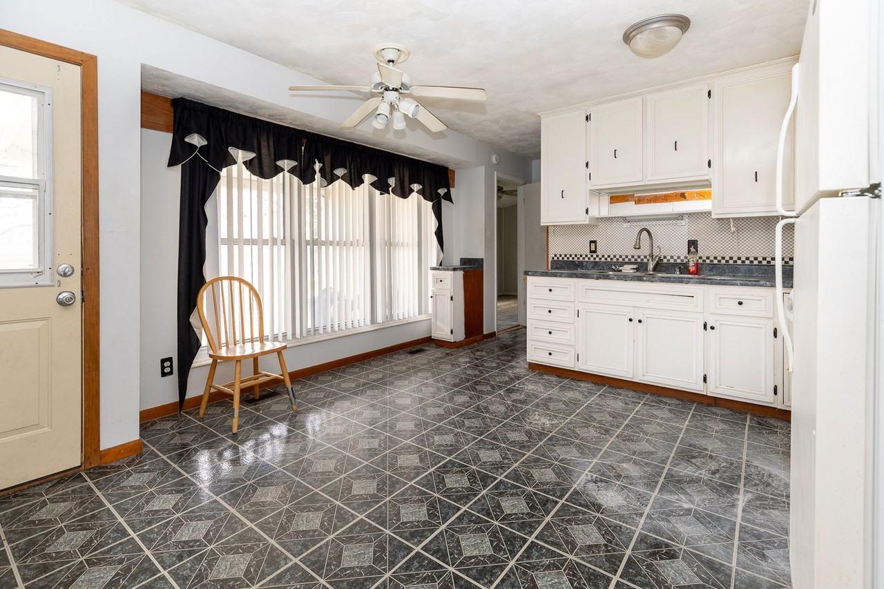 1410 Dillon Dr - Photo 3 of 14