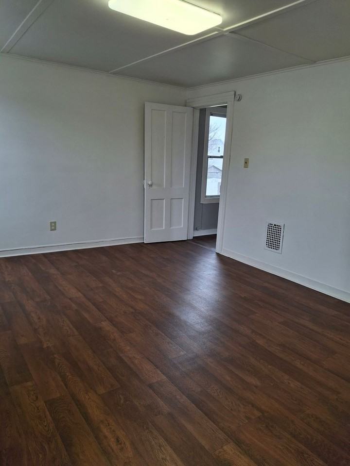 246 Lynwood Ave - Photo 3 of 10