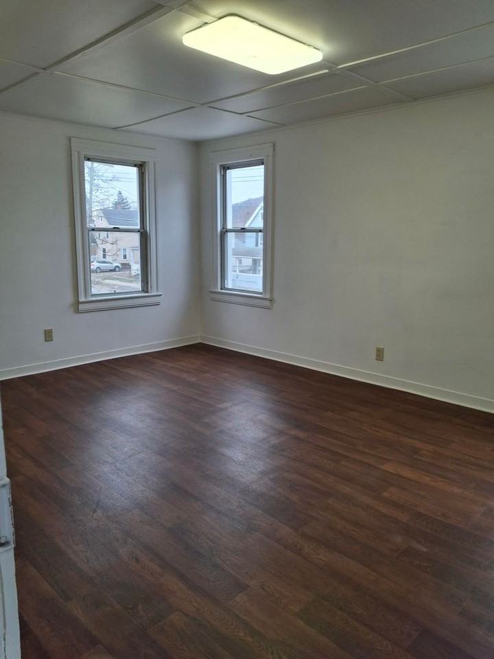 246 Lynwood Ave - Photo 4 of 10