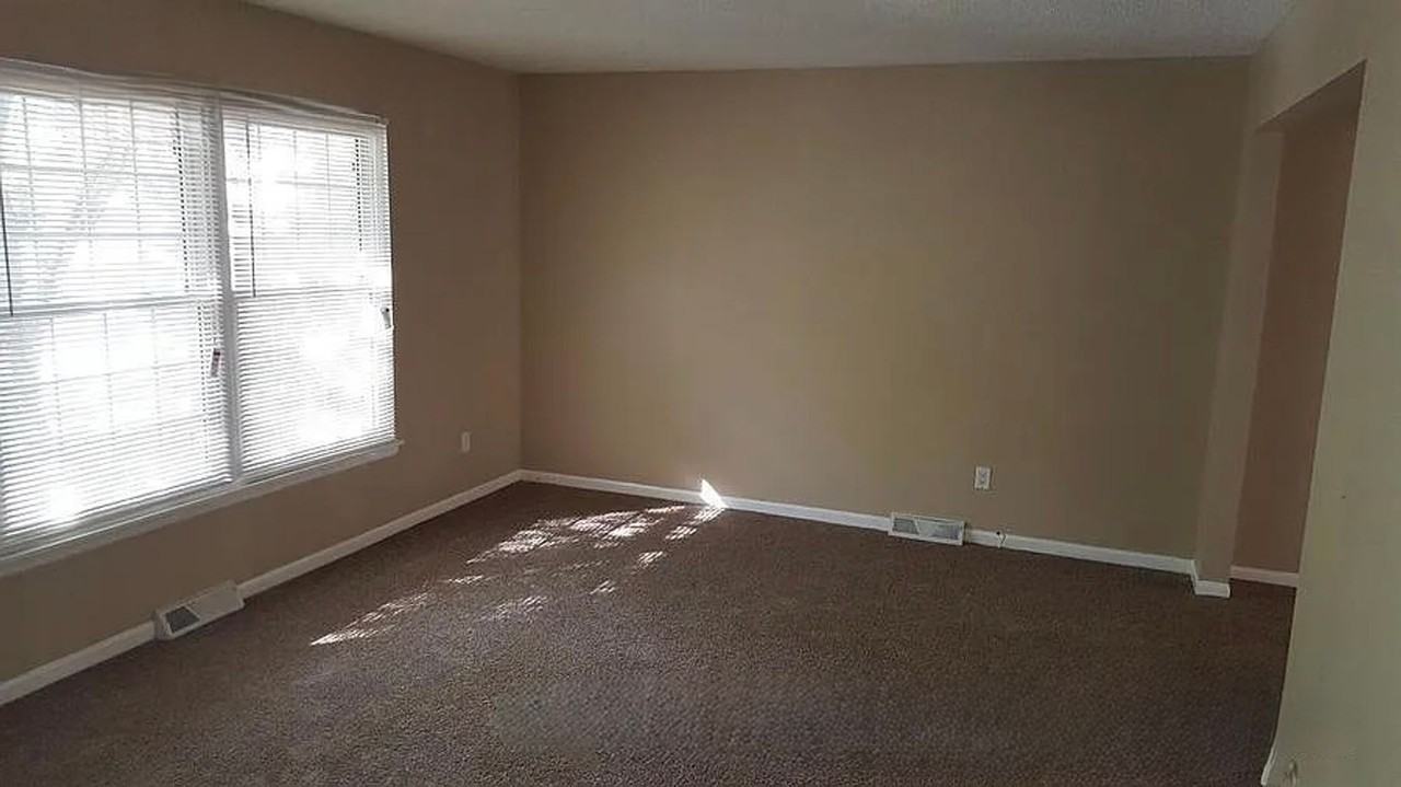 1120 Ne 9th St - Photo 2 of 5