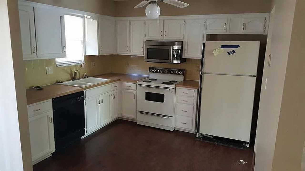 1120 Ne 9th St - Photo 3 of 5