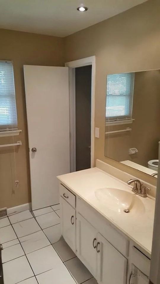 1120 Ne 9th St - Photo 4 of 5