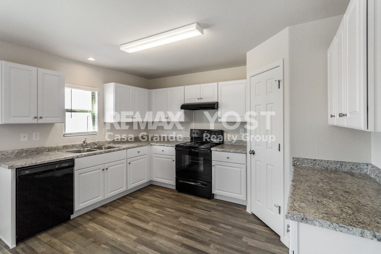 251 W Watson Ct - Photo 5 of 13