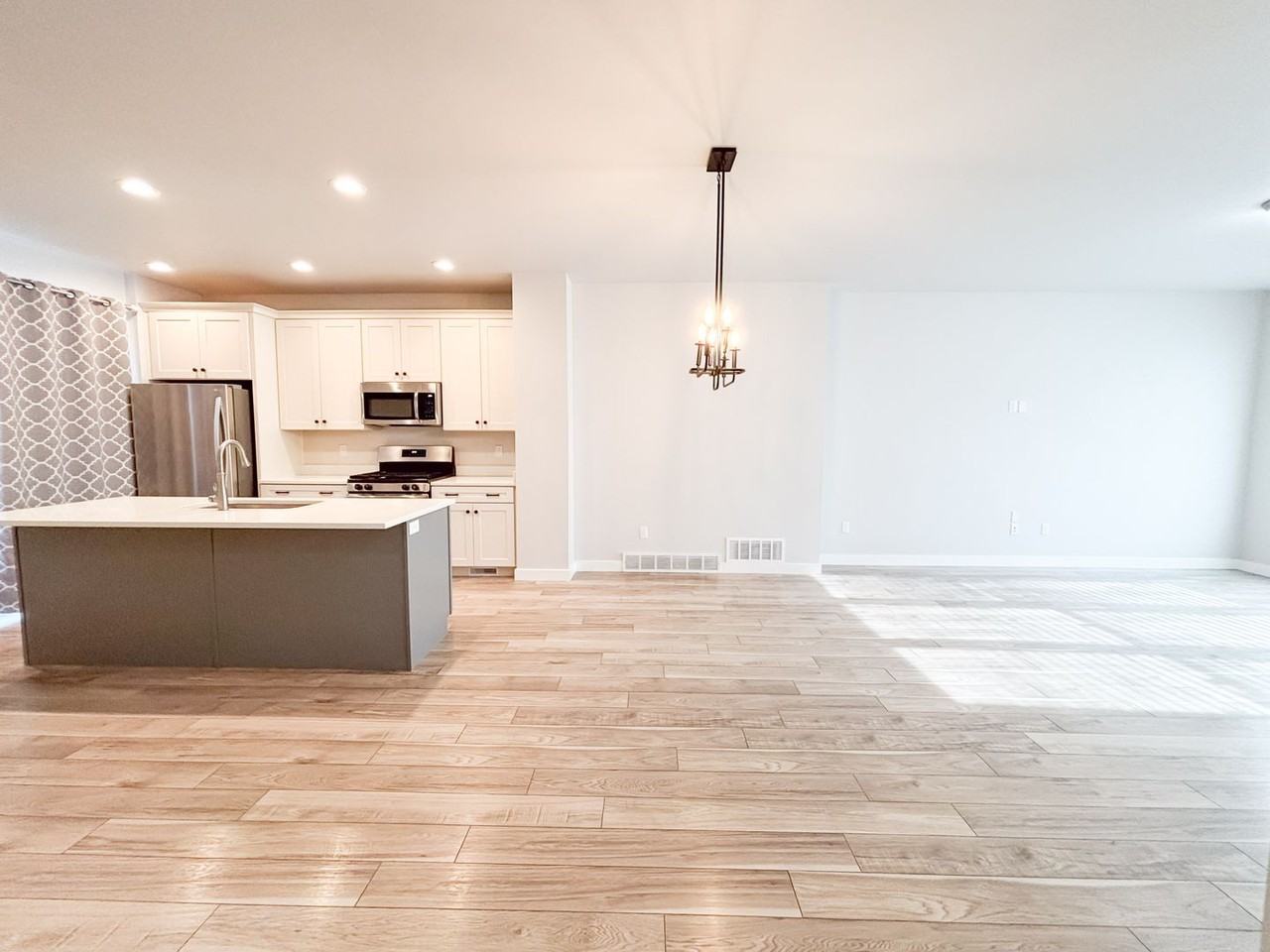 818 E 975 N - Photo 5 of 38