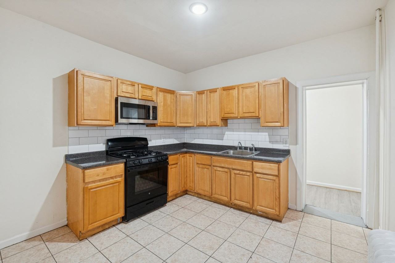 3953 N 9th St - Photo 4 of 15