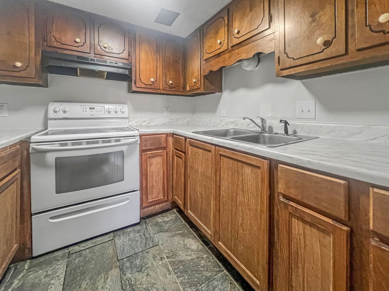 1303 Santa Fe Cir - Photo 3 of 6