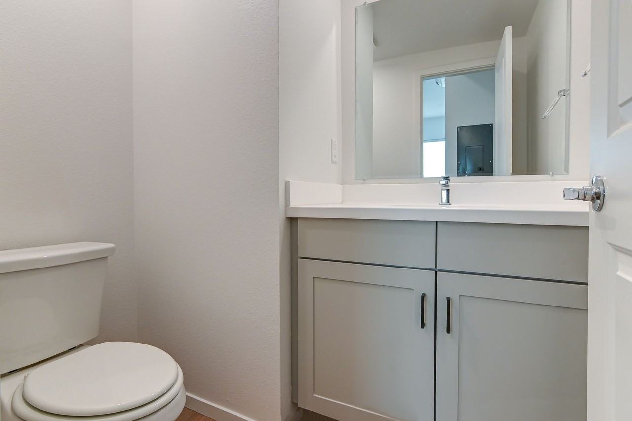 2050 - Photo 2 of 12