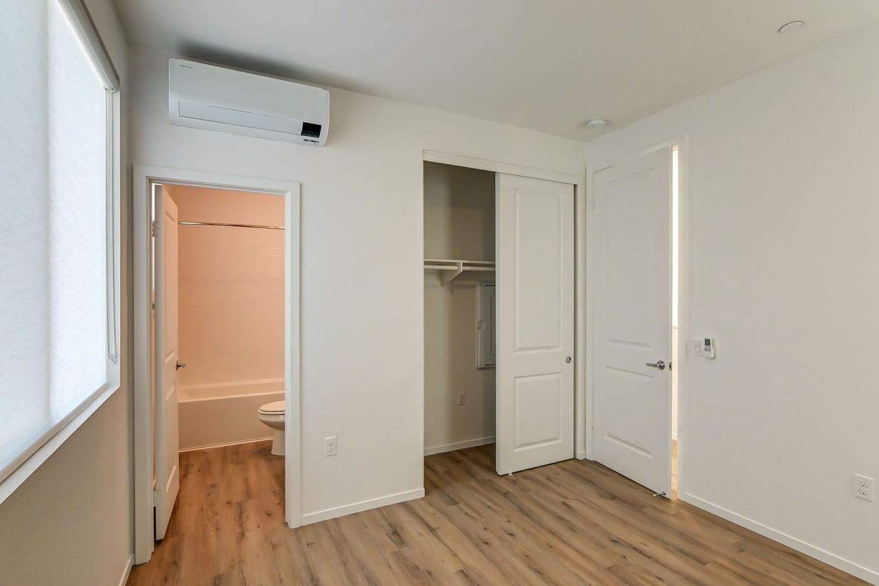 2050 - Photo 4 of 12