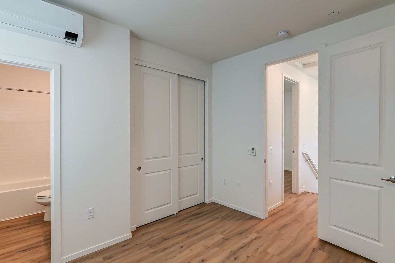 2050 - Photo 5 of 12