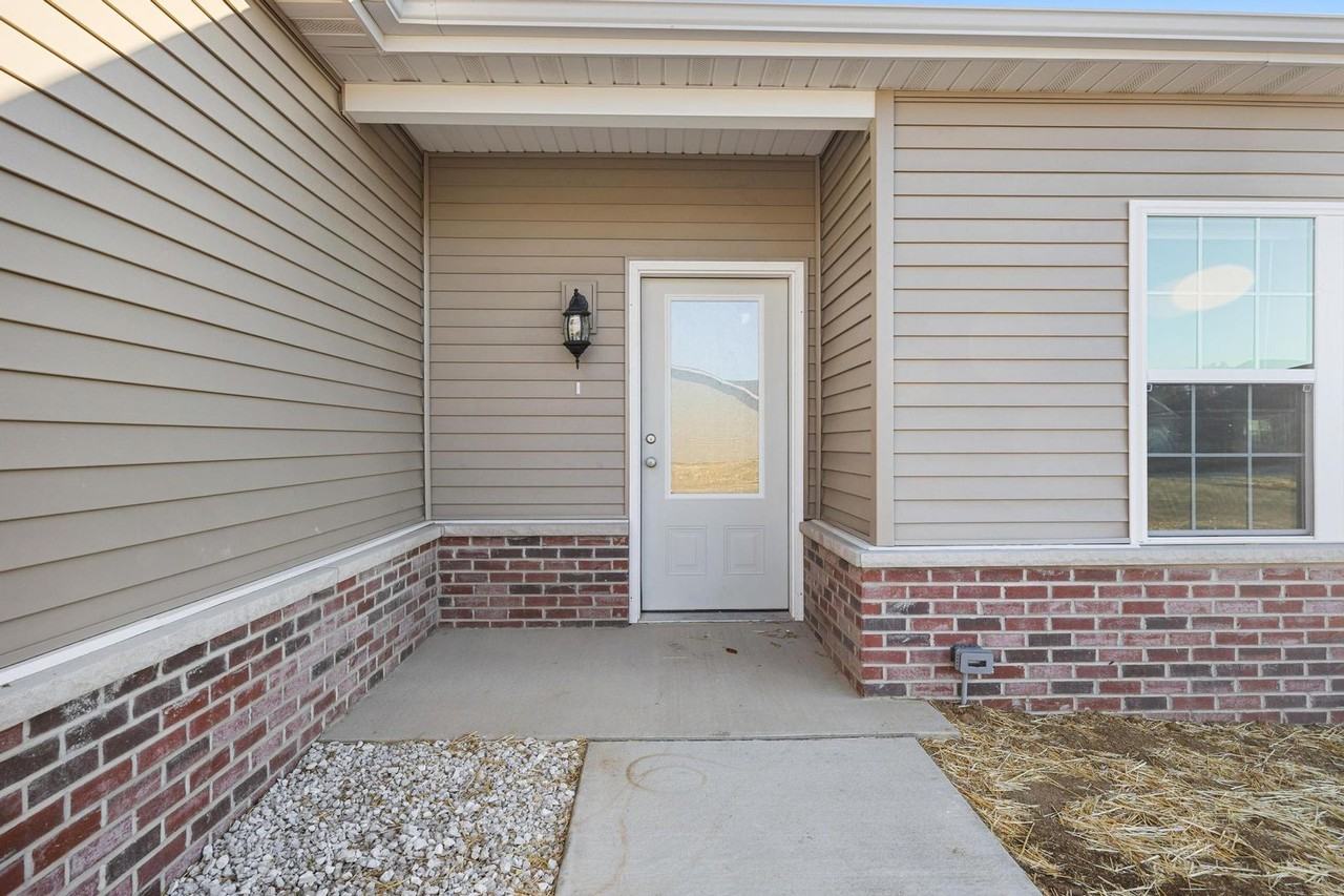 701 Debates St - Photo 2 of 25