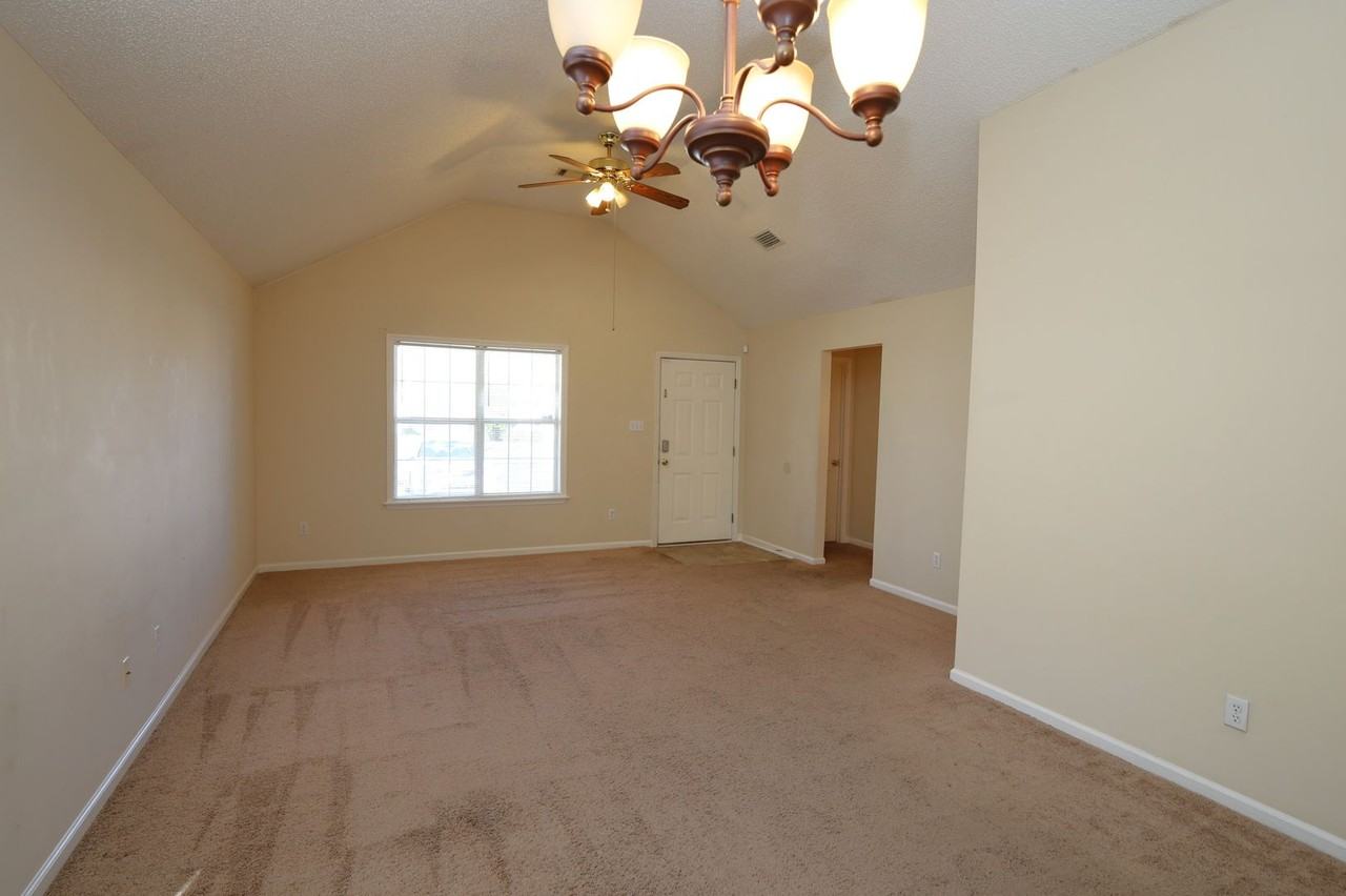 4117 Sedgwyck Ln - Photo 2 of 13