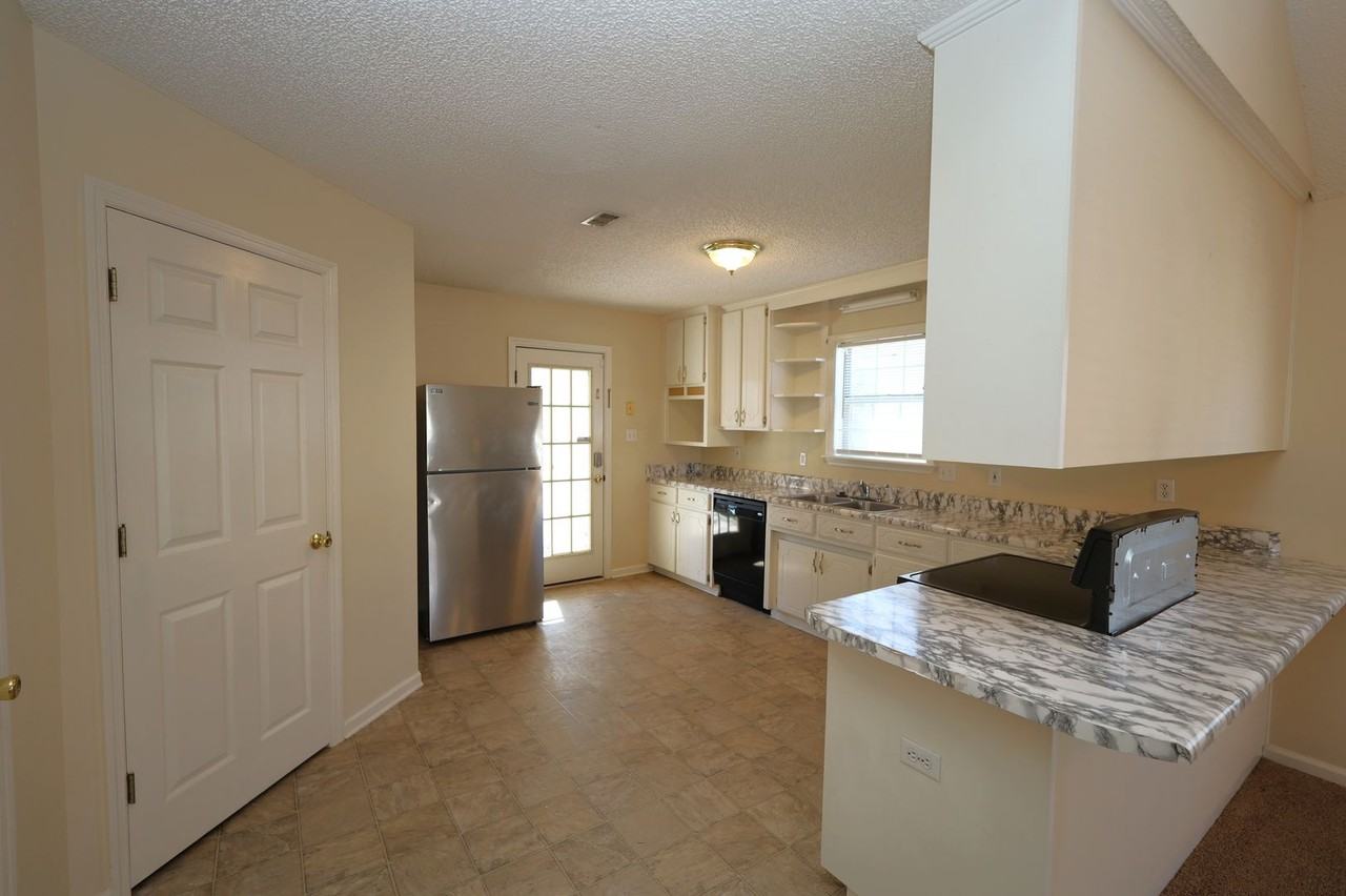 4117 Sedgwyck Ln - Photo 4 of 13