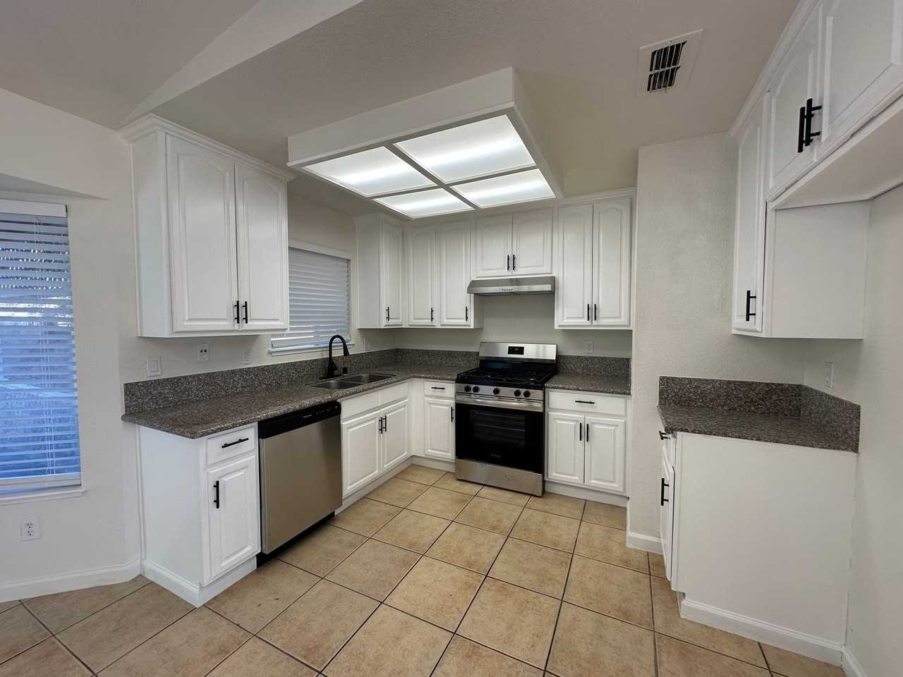 5195 Summerbrook Way - Photo 5 of 24