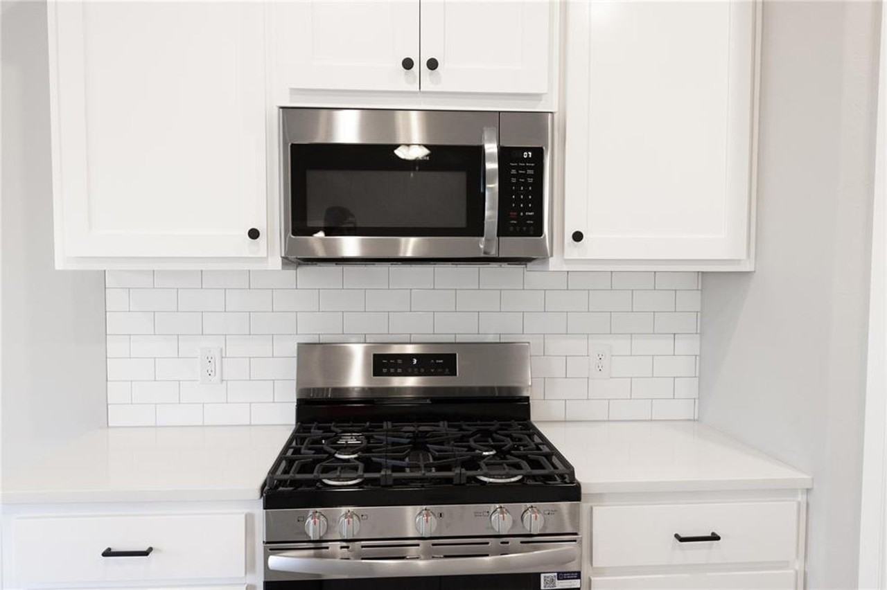 9113 Nw 127th St - Photo 5 of 26