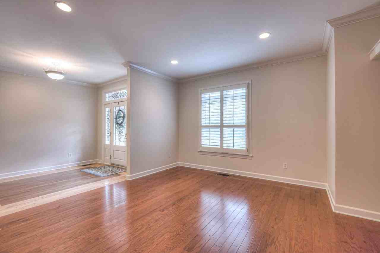 604 Georgian Way - Photo 4 of 34