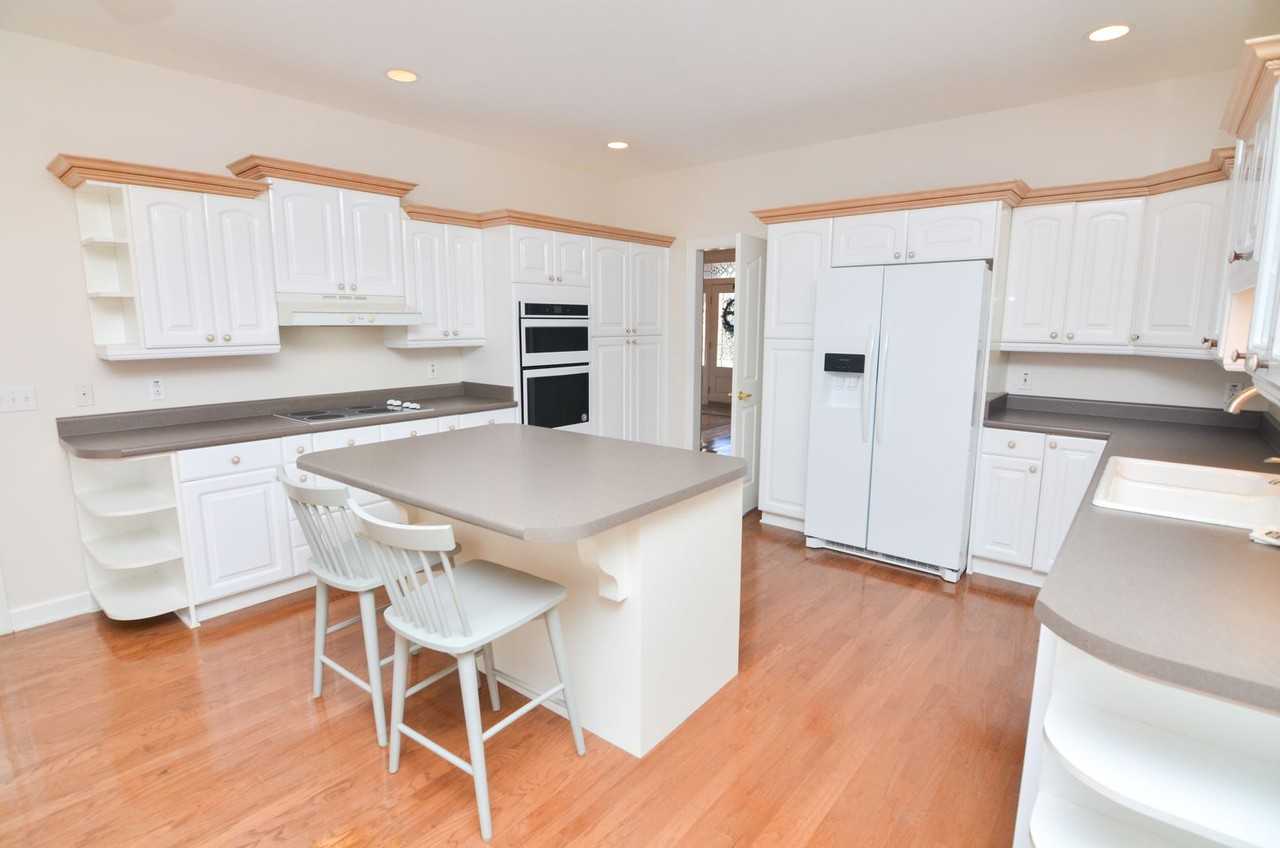 604 Georgian Way - Photo 7 of 34