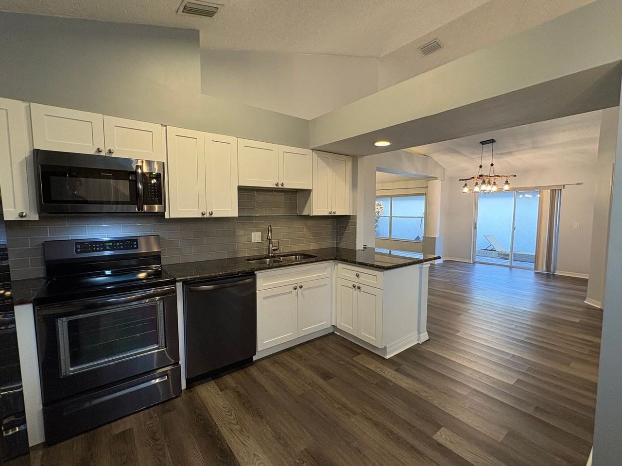 482 10th Pl - Photo 5 of 15