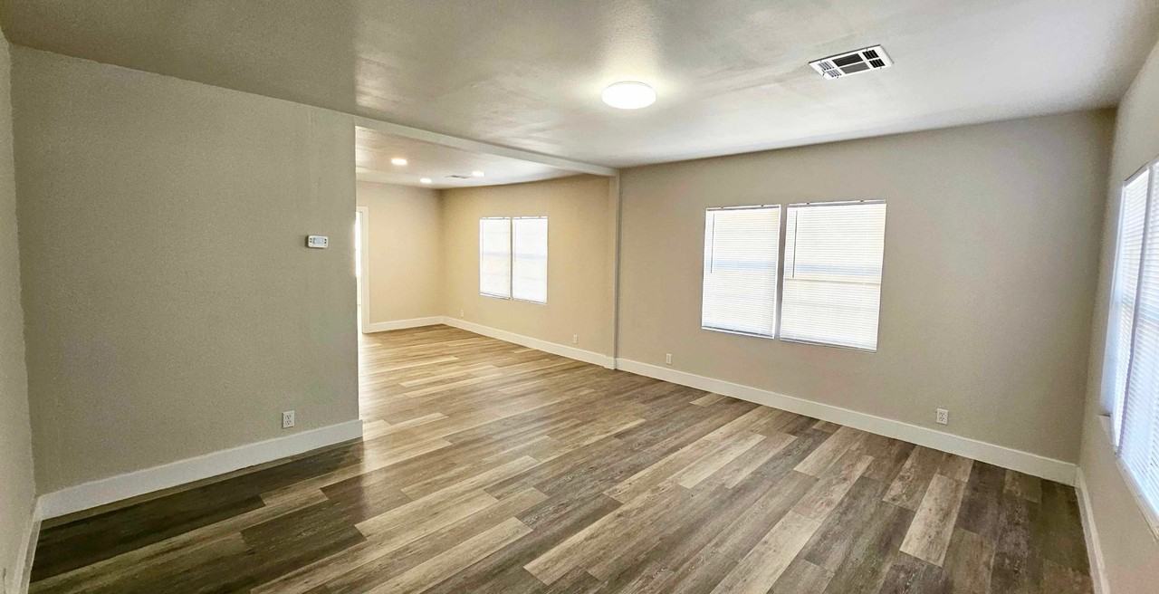 1424 Ne 10th St - Photo 3 of 29