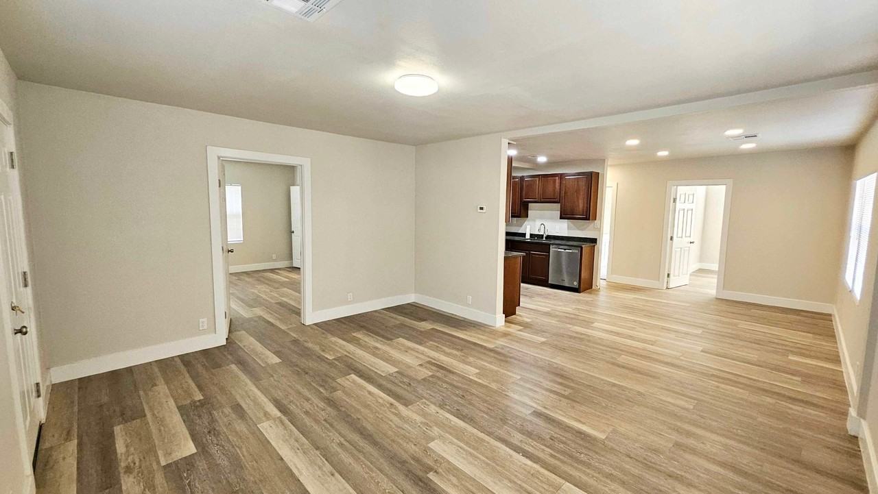 1424 Ne 10th St - Photo 5 of 29