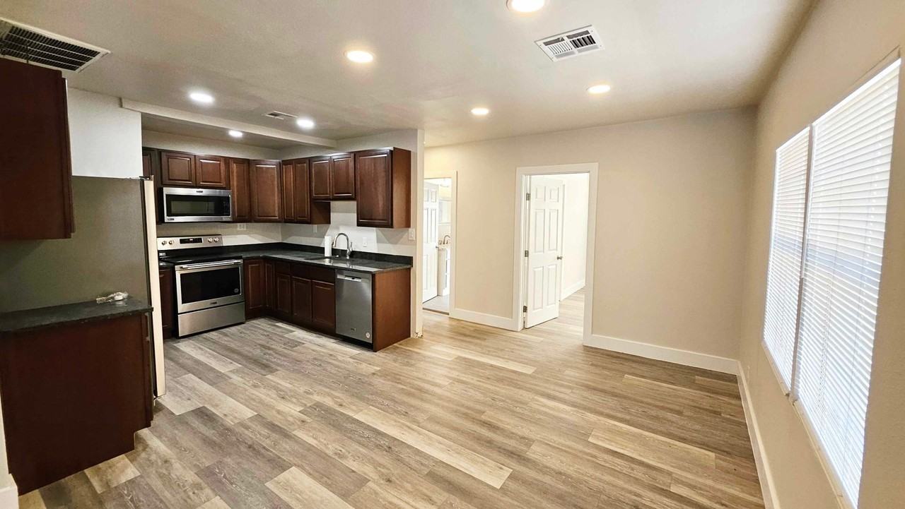 1424 Ne 10th St - Photo 7 of 29