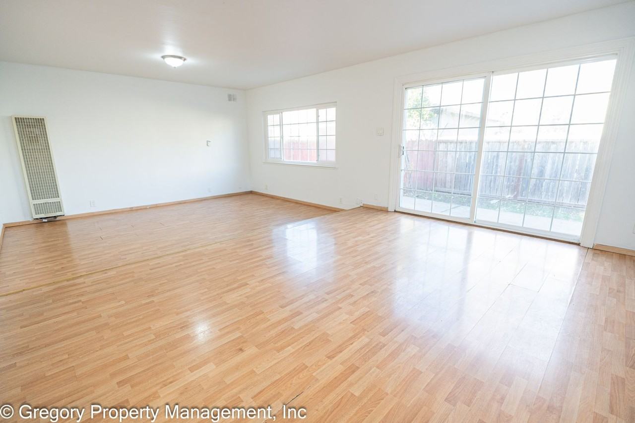 2211 Pacific Ave - Photo 3 of 22