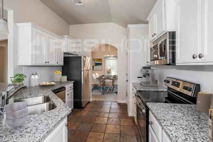 1117 Greenfield Ave - Photo 3 of 17