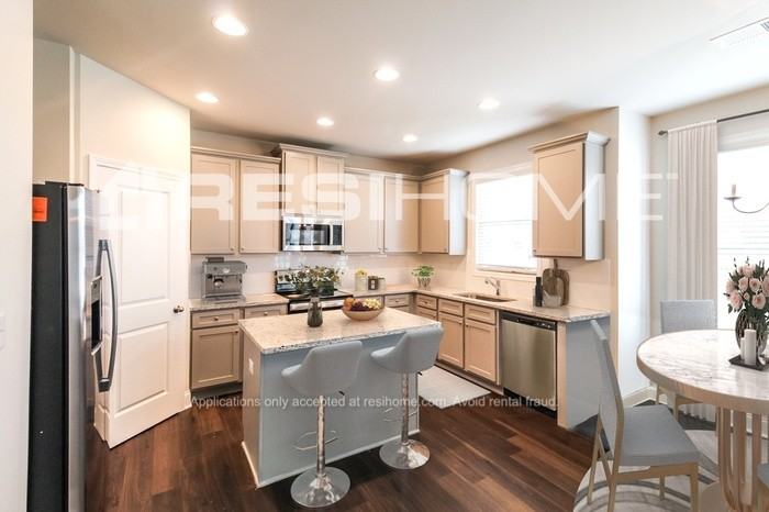 516 Fiery Warbler St - Photo 3 of 15