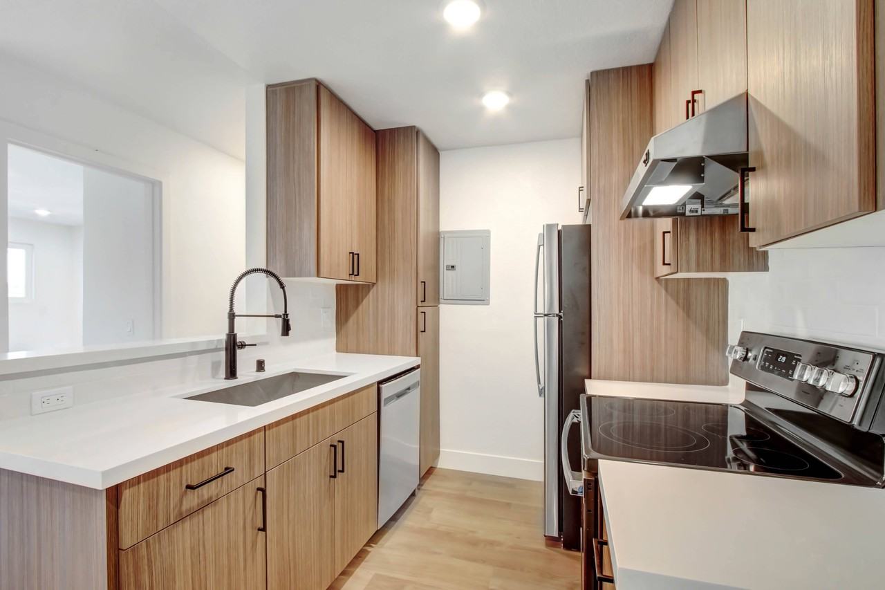 930 N Martel - Photo 2 of 30