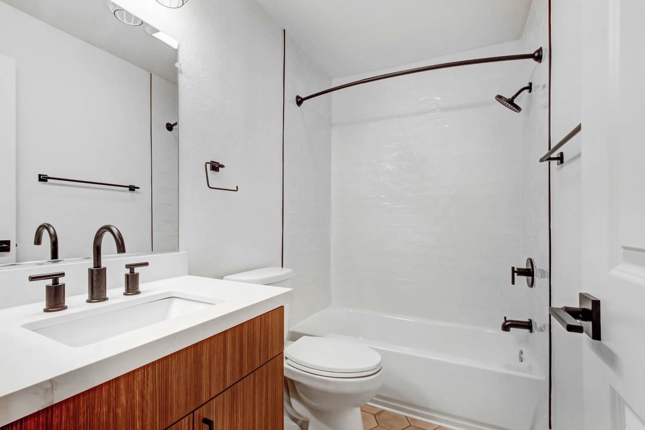 930 N Martel - Photo 5 of 30