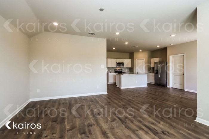 106 Royal Oak St - Photo 4 of 15