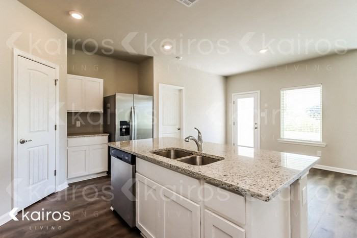 106 Royal Oak St - Photo 6 of 15