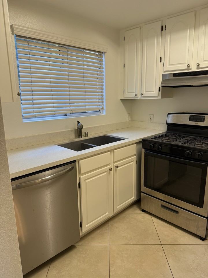 314 E Amerige Ave #B - Photo 3 of 31